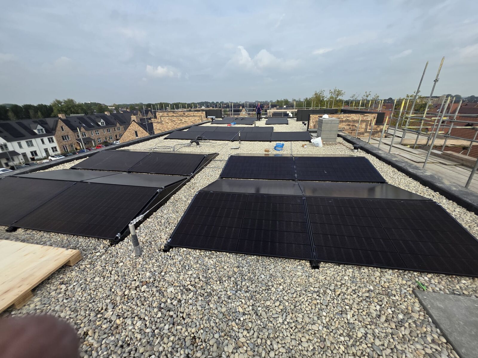 Zonnepanelen op een plat dak van een nieuwbouwproject