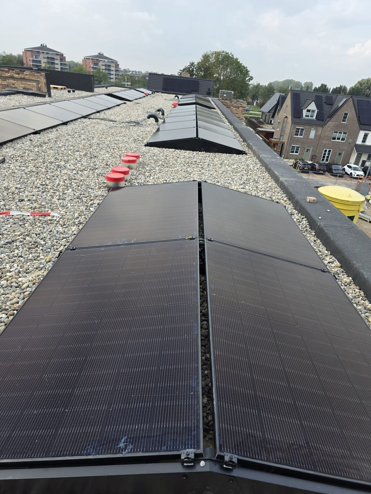 Zonnepanelen in oost-westopstelling op een plat dak