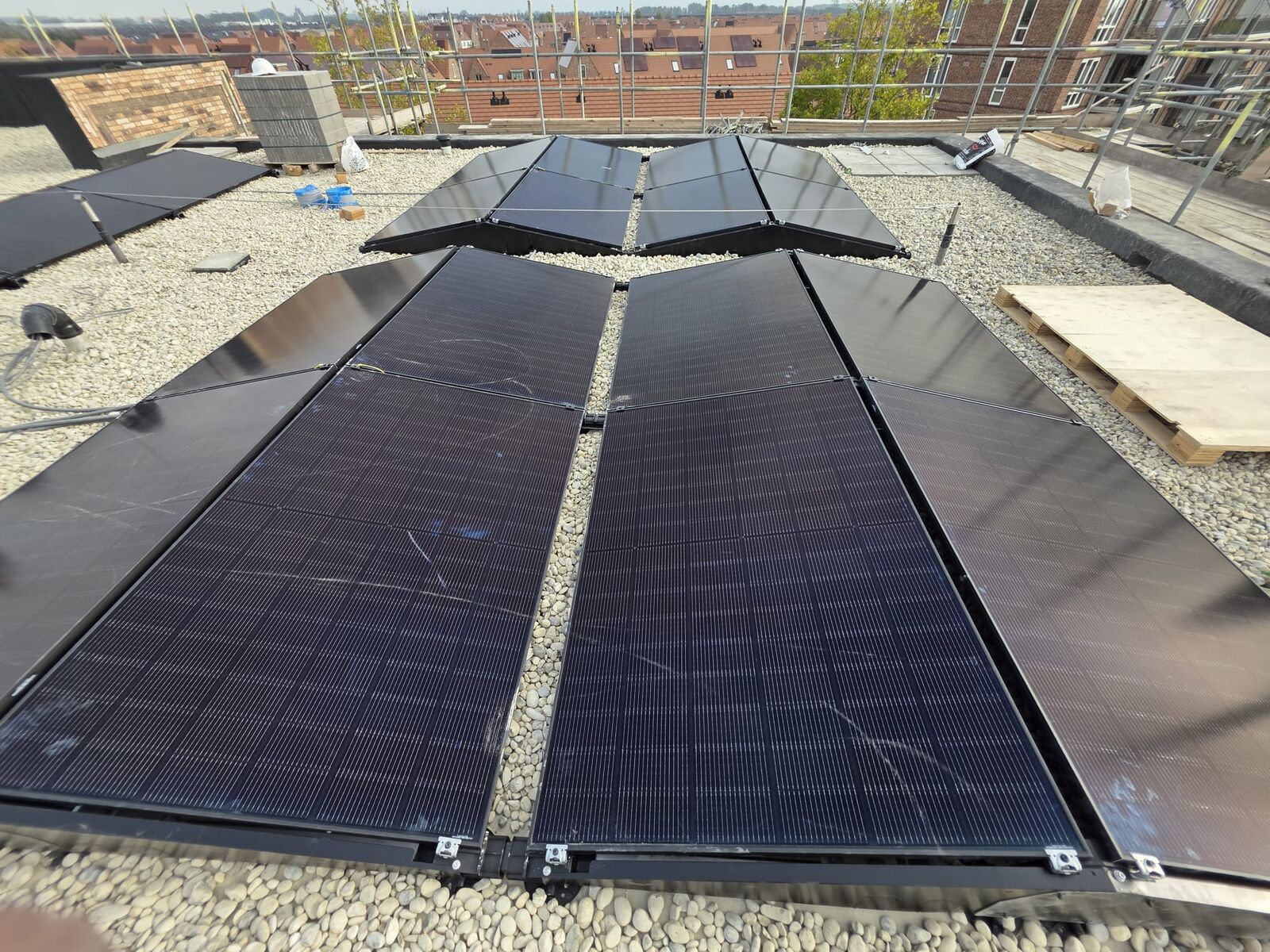 Zonnepanelen op een plat dak tijdens oplevering