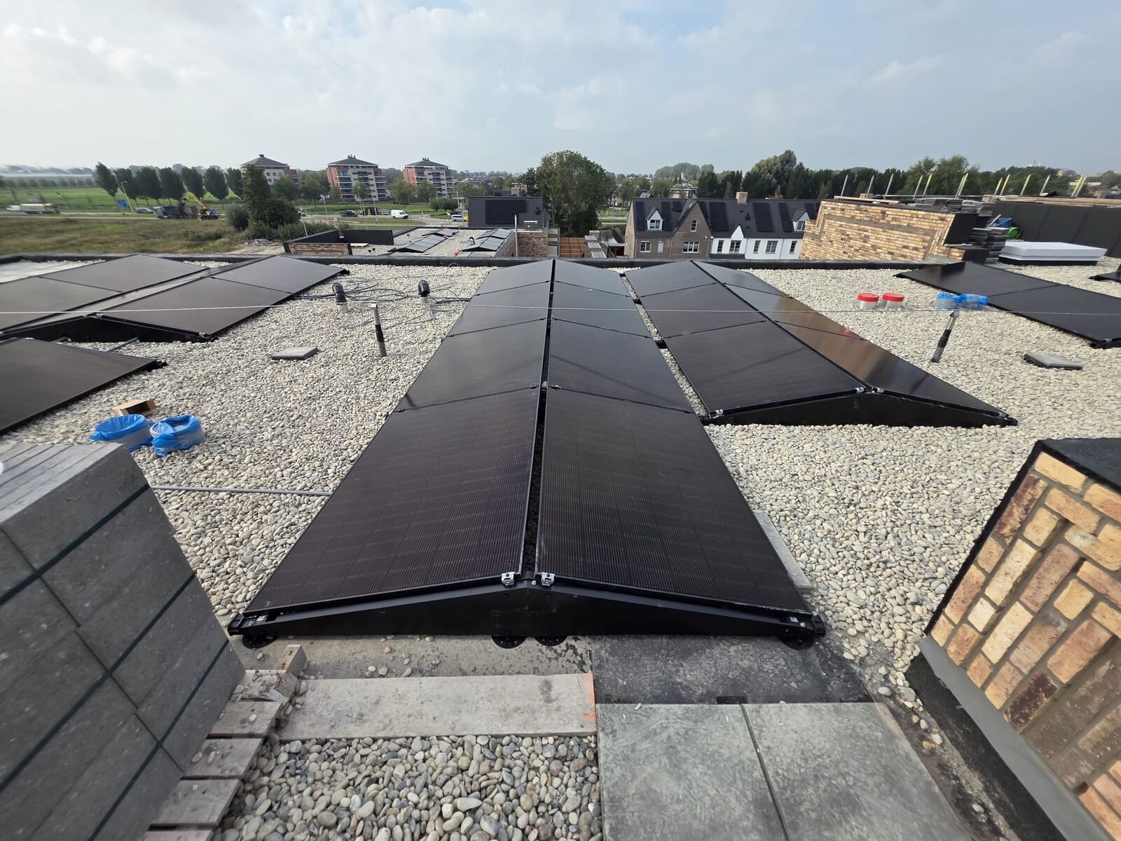 Zonnepanelen op het platte dak van rijwoningen