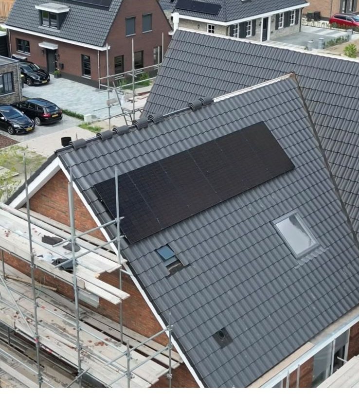 Zonnepanelen op een nieuwbouwdak met steigers