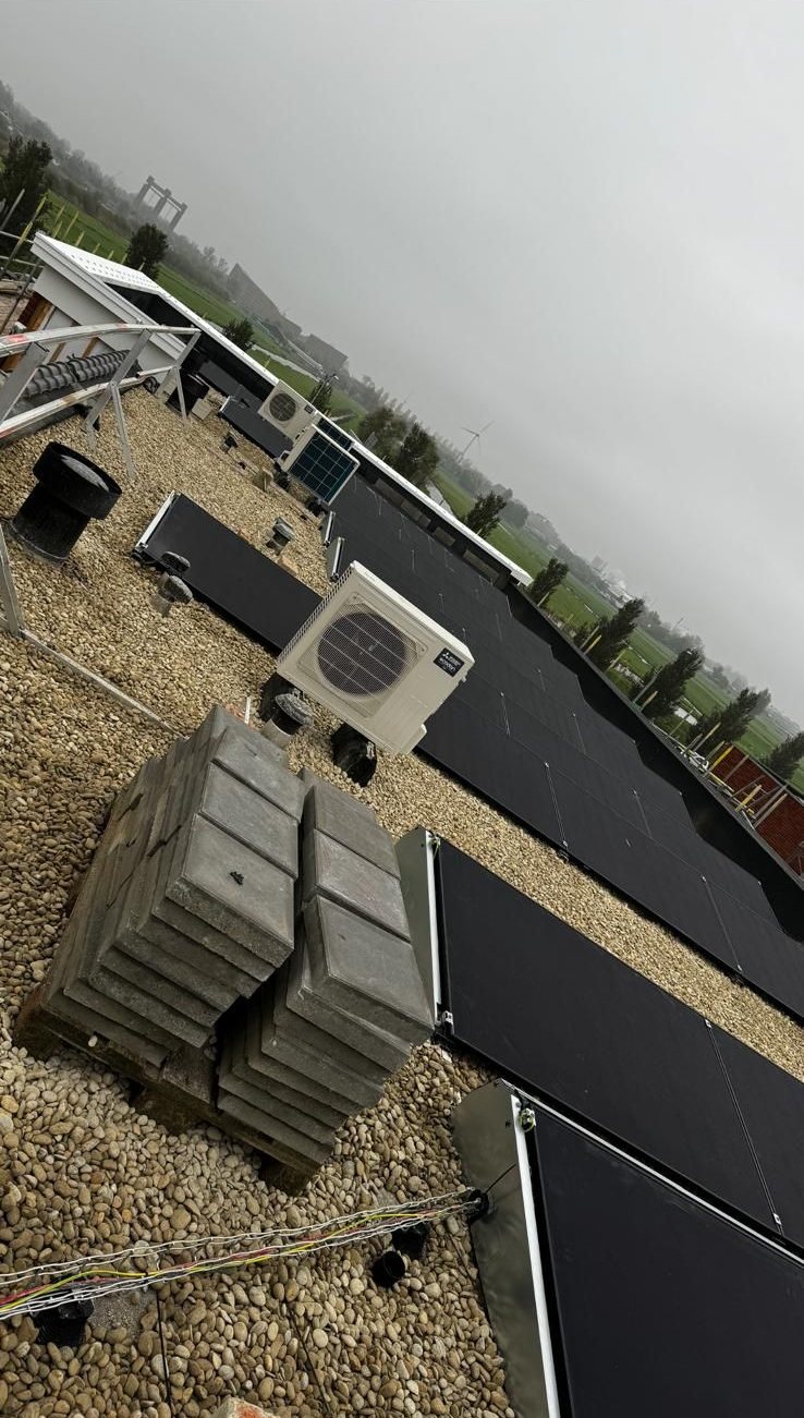 Zonnepanelen en een buitenunit op een plat dak