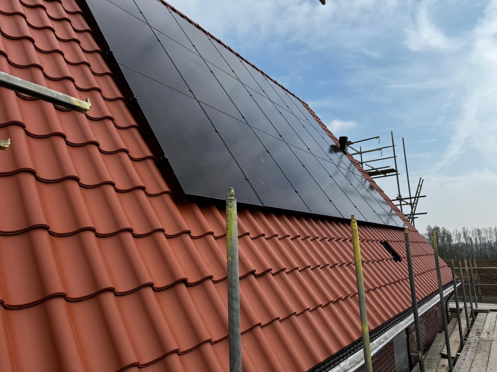 Zonnepanelen op een pannendak met steigers
