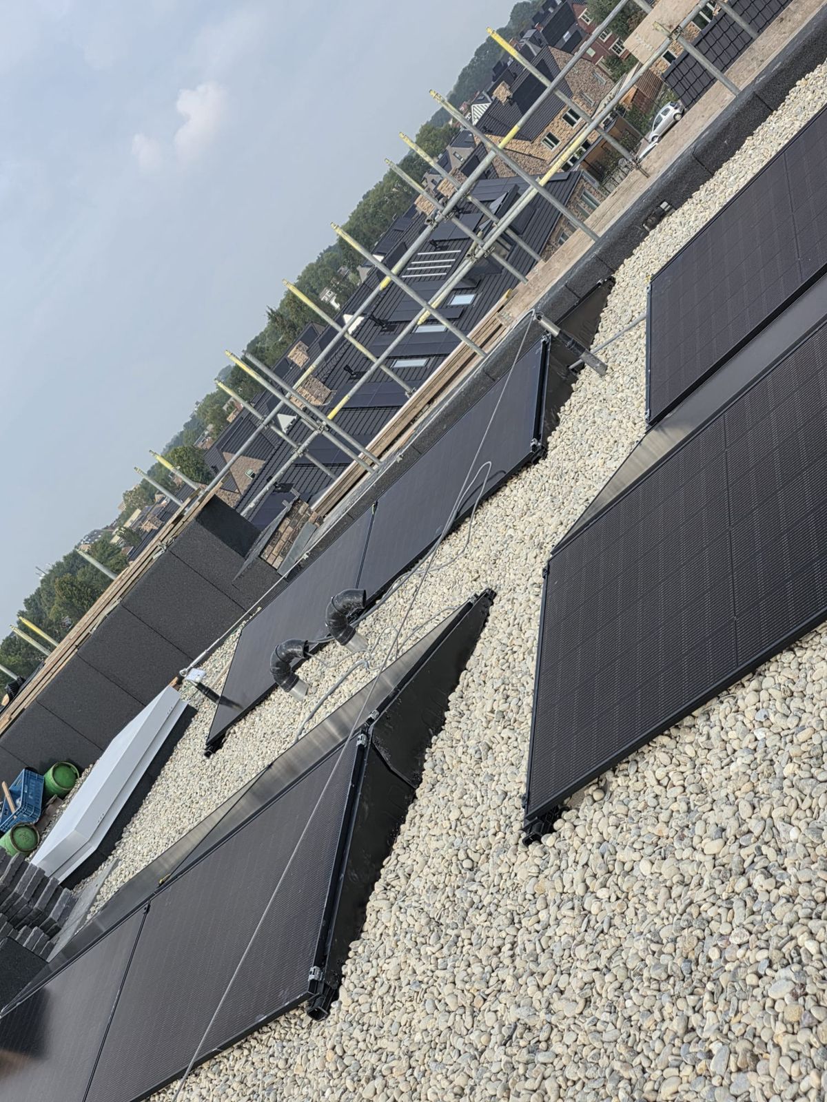 Zonnepanelen op een plat dak