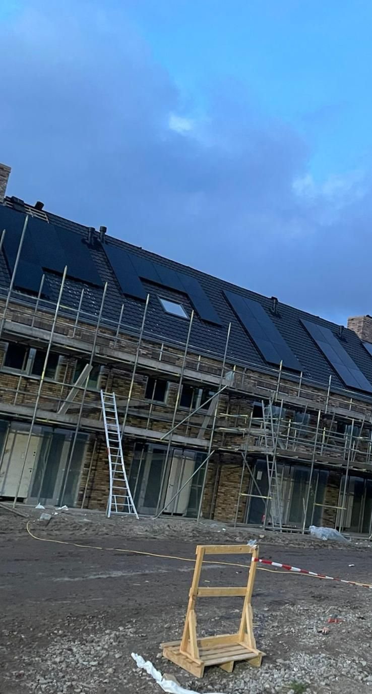 Zonnepanelen op rijwoningen in aanbouw