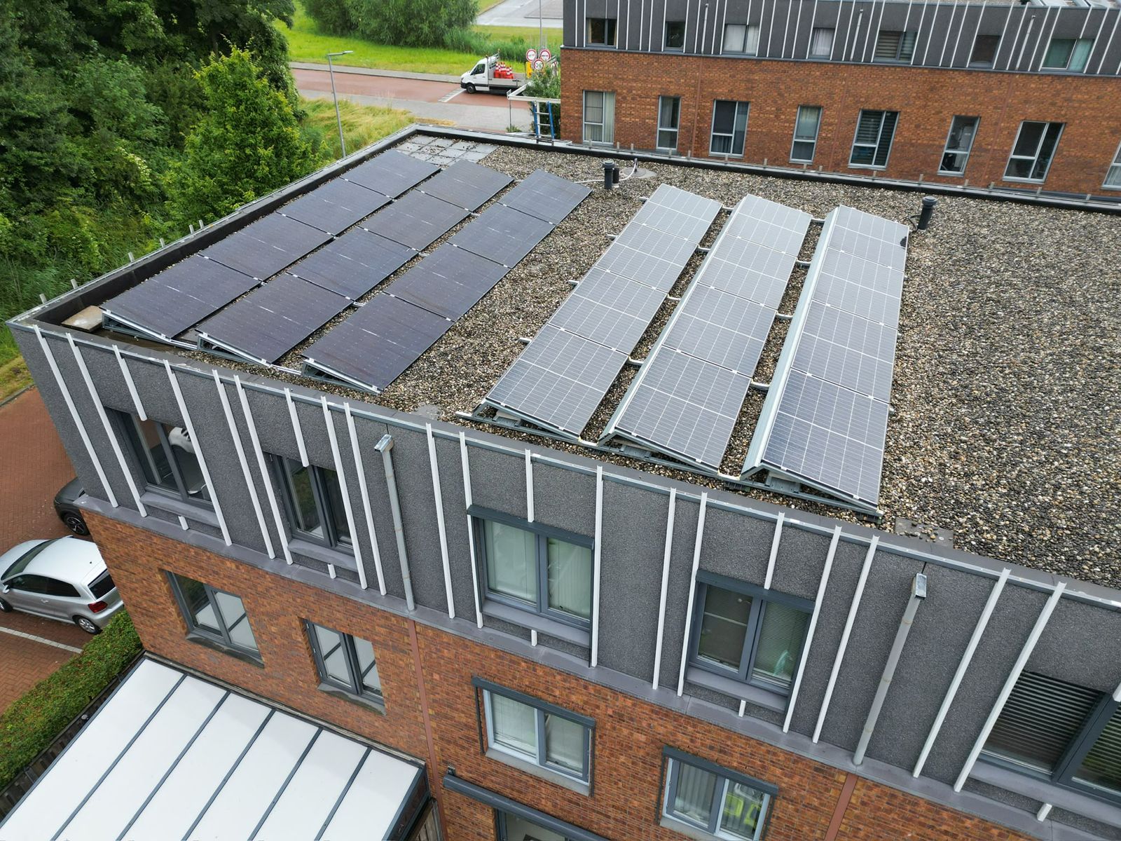 Zonnepanelen op een appartementencomplex