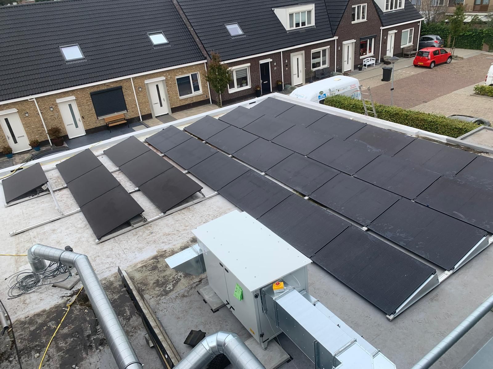 Zonnepanelen op platte daken van rijwoningen