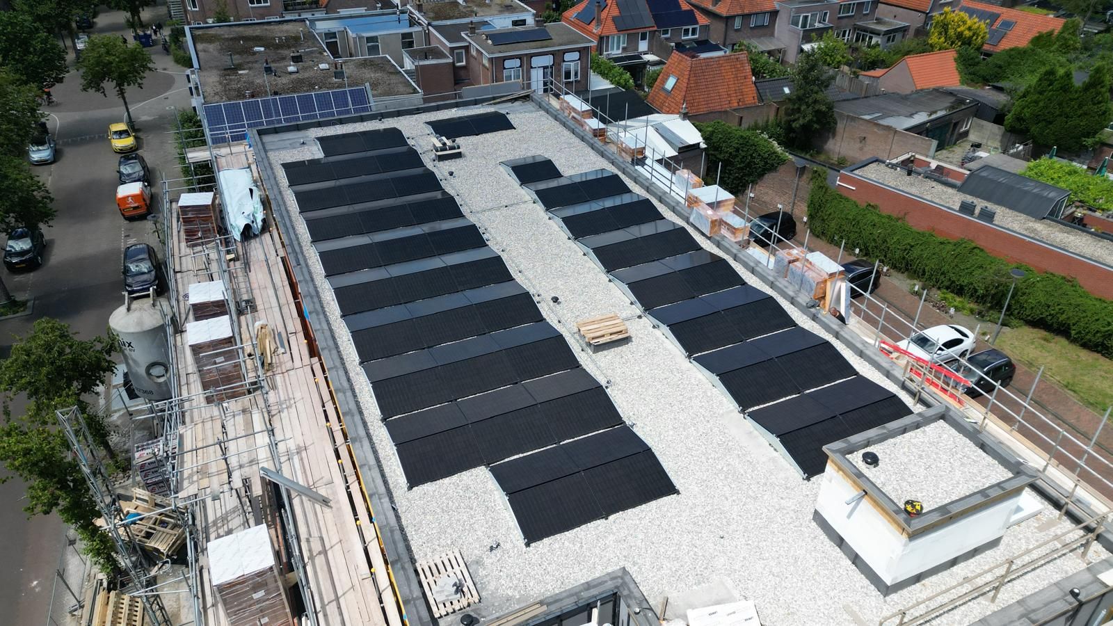 Zonnepanelen op een groot plat dak