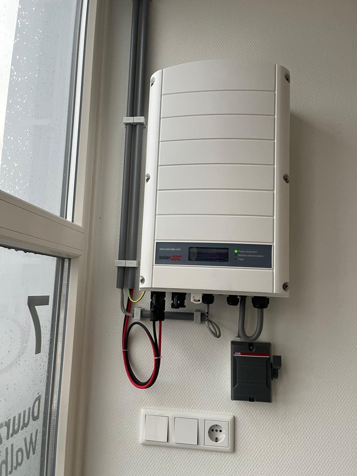 Omvormer met aansluitkast aan de wand