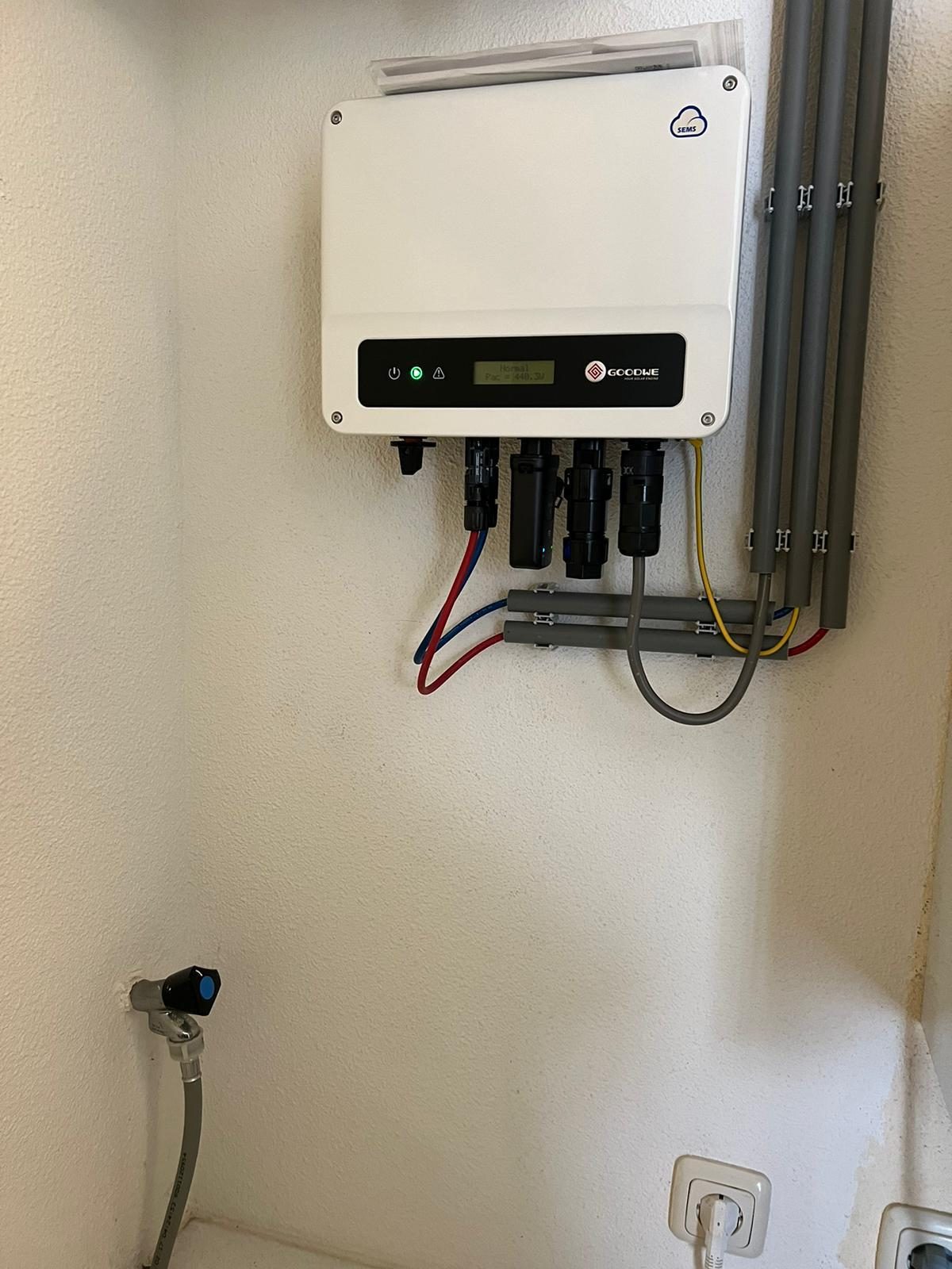Omvormer met DC-bekabeling aan de wand