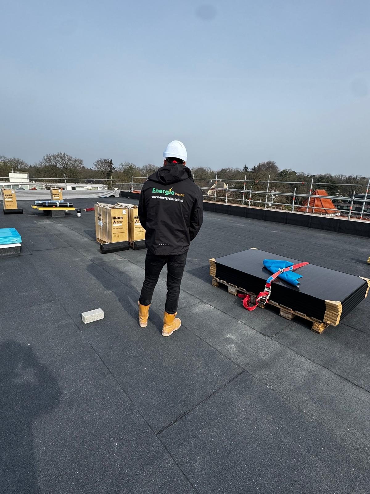 Materiaal voor zonnepanelen klaar op een plat dak