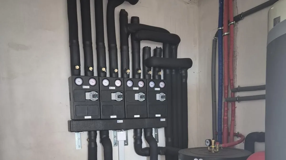 Verdelers en leidingwerk van een verwarmingsinstallatie
