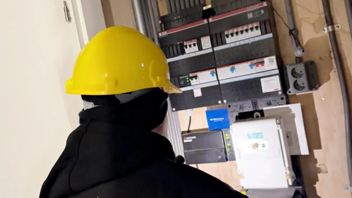 Monteur van Energie Install voert onderhoud uit aan een installatie