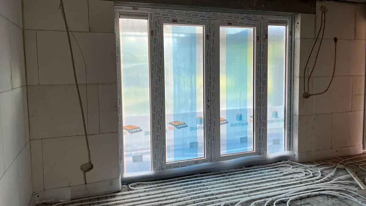 Vloerverwarming in een grote ruimte in aanbouw