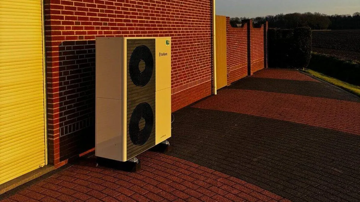 Warmtepomp-buitenunit tegen een bakstenen gevel