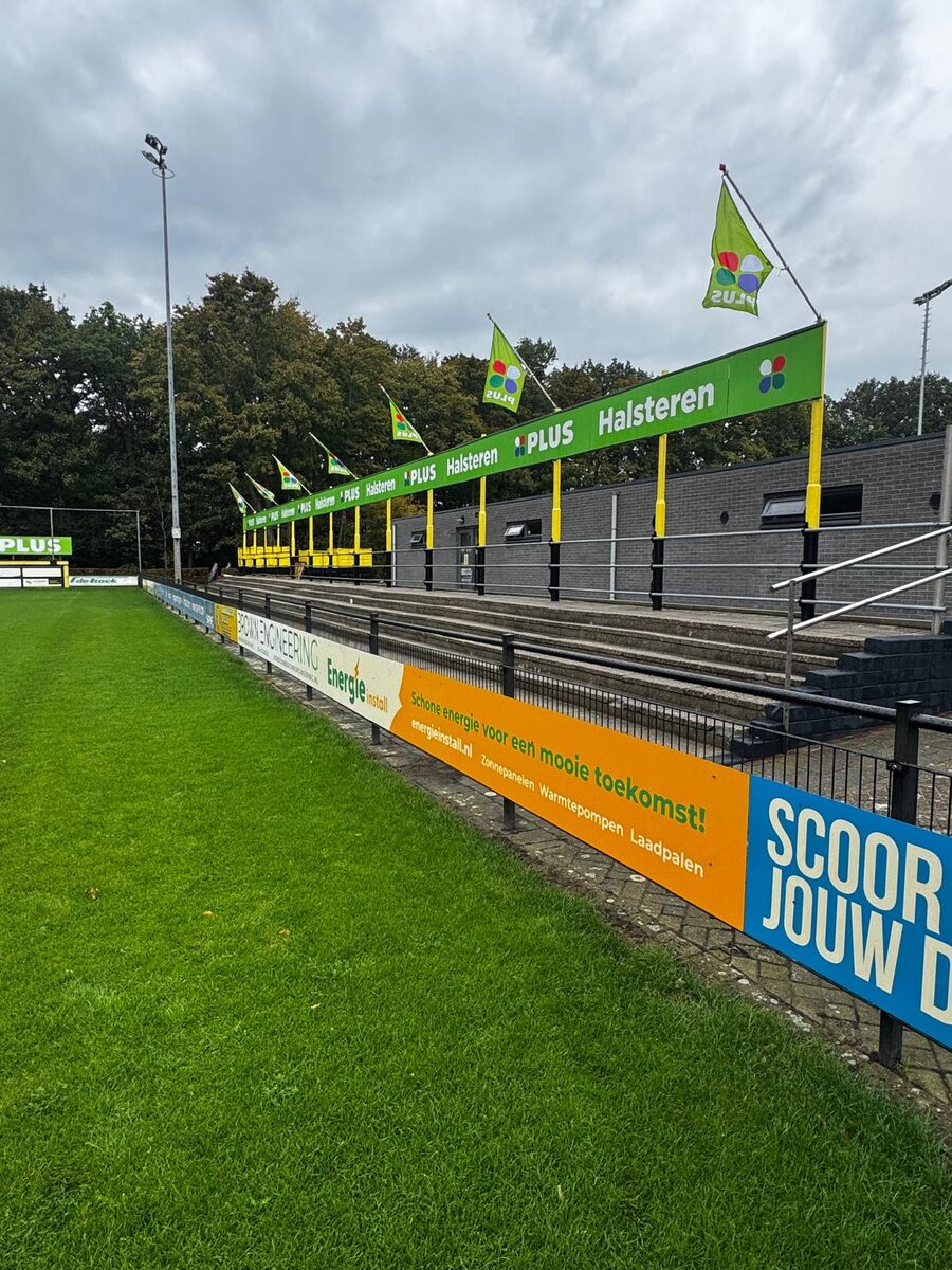 Energie Install als trotse sponsor met reclameborden langs het voetbalveld