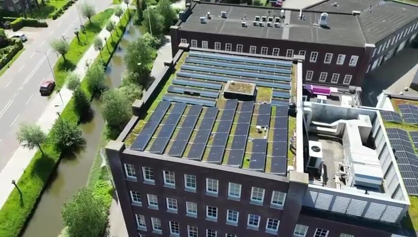 Drone-opname van zonnepanelen op het dak van een bedrijfspand
