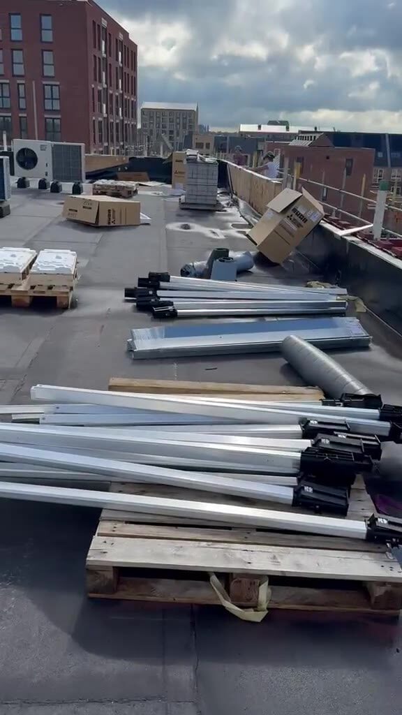 Montagemateriaal voor zonnepanelen klaar op een dak in aanbouw